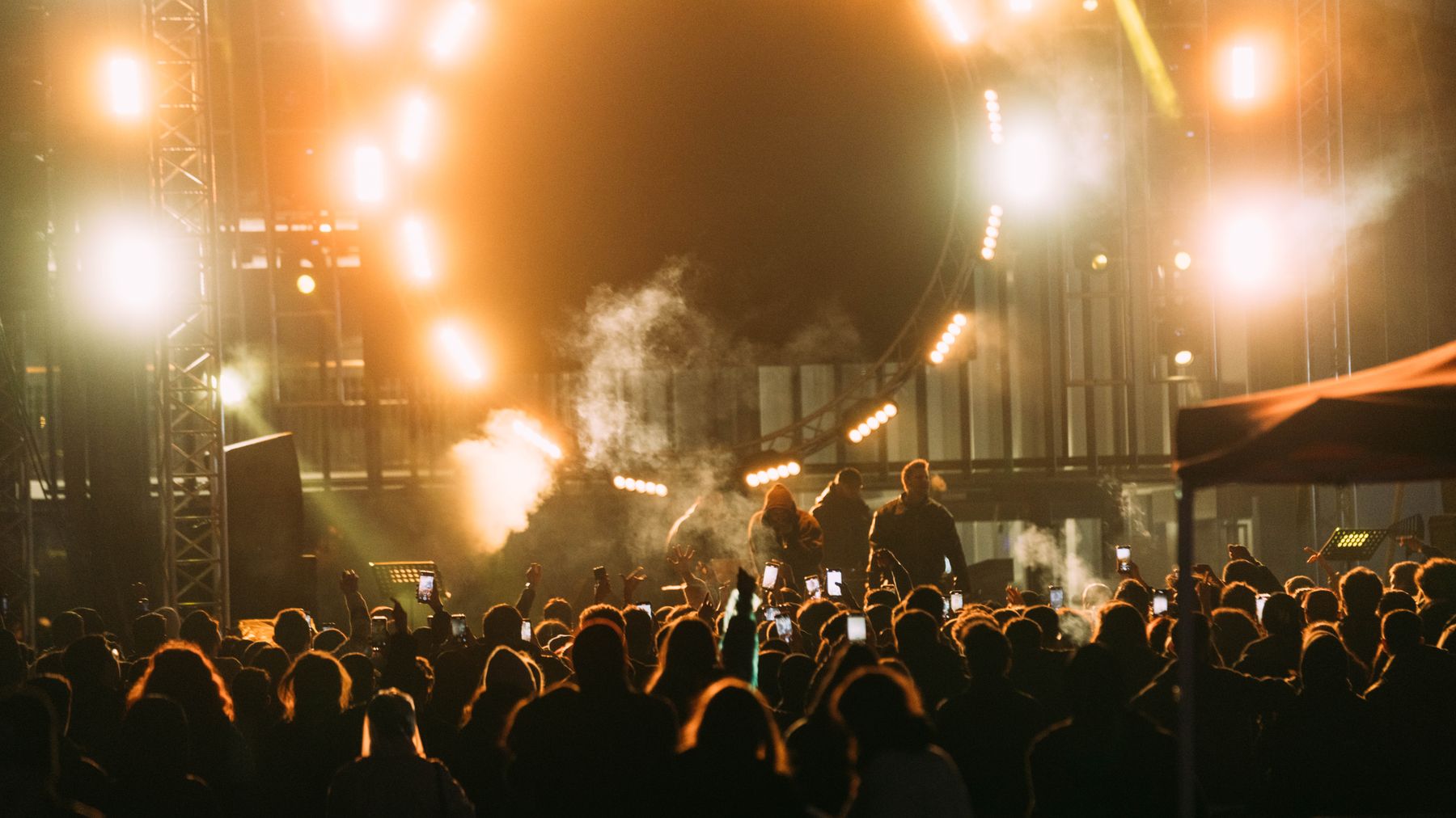 Public devant une scène de concert éclairée