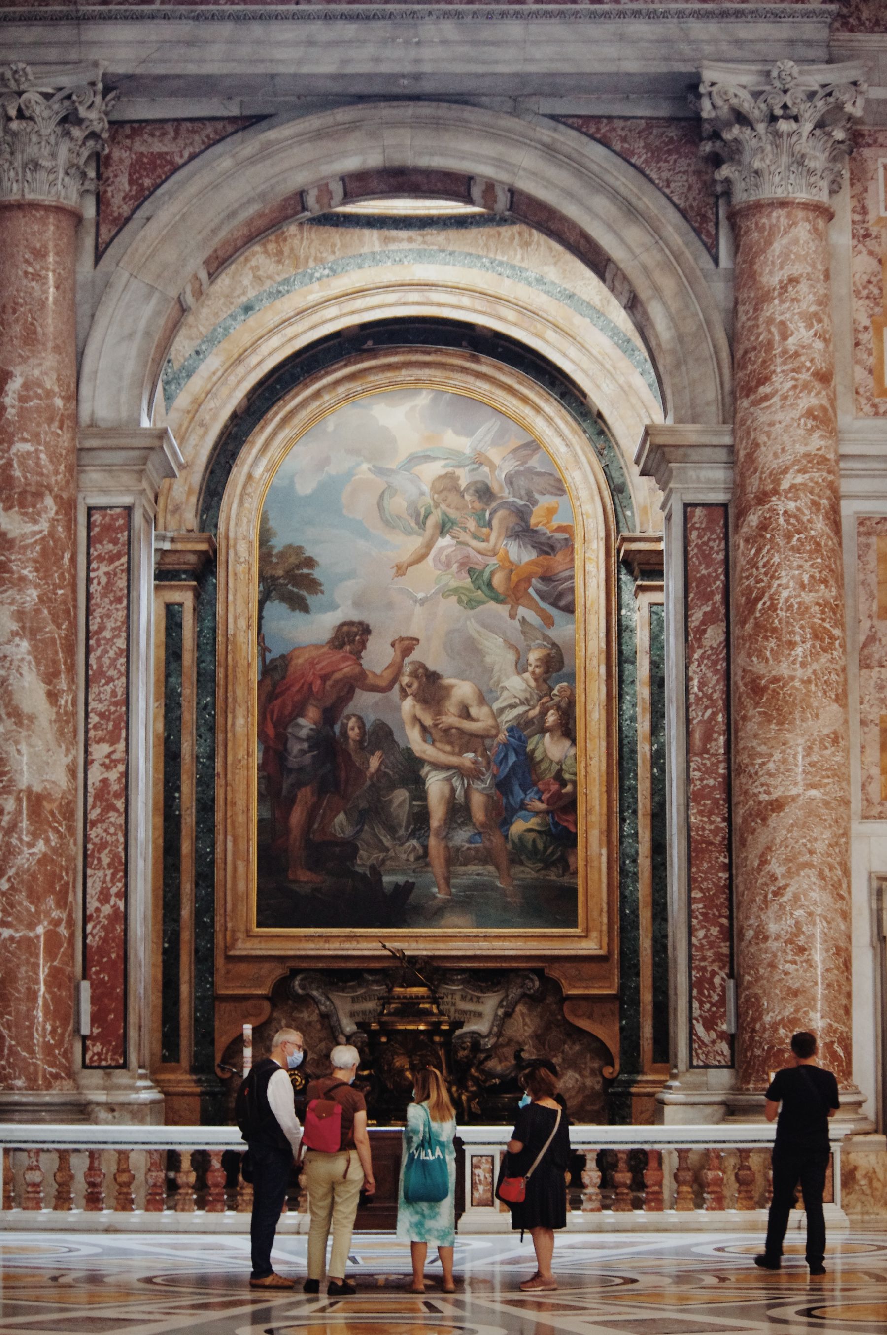 Visiteurs dans un musée d’art
