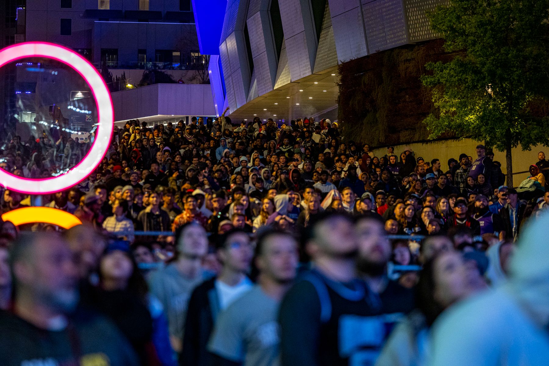 Public réuni lors d’un événement nocturne éclairé